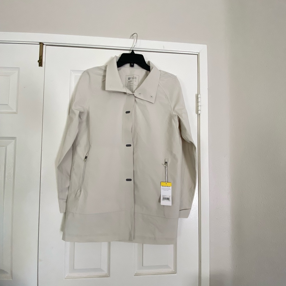 FIGS LIGHTWEIGHT RAINCOAT. OFFWHITE/CREAM SIZE SMALL. NEW W TAGS